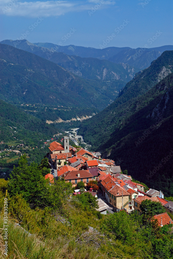 Paysage avec le village perché de Venanson dans le haut pays niçois dans les Alpes Maritimes en Fran