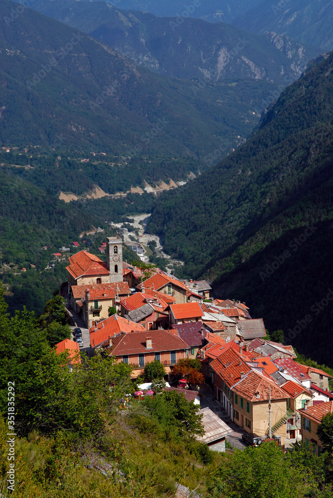 Paysage avec le village perché de Venanson dans le haut pays niçois dans les Alpes Maritimes en Fran