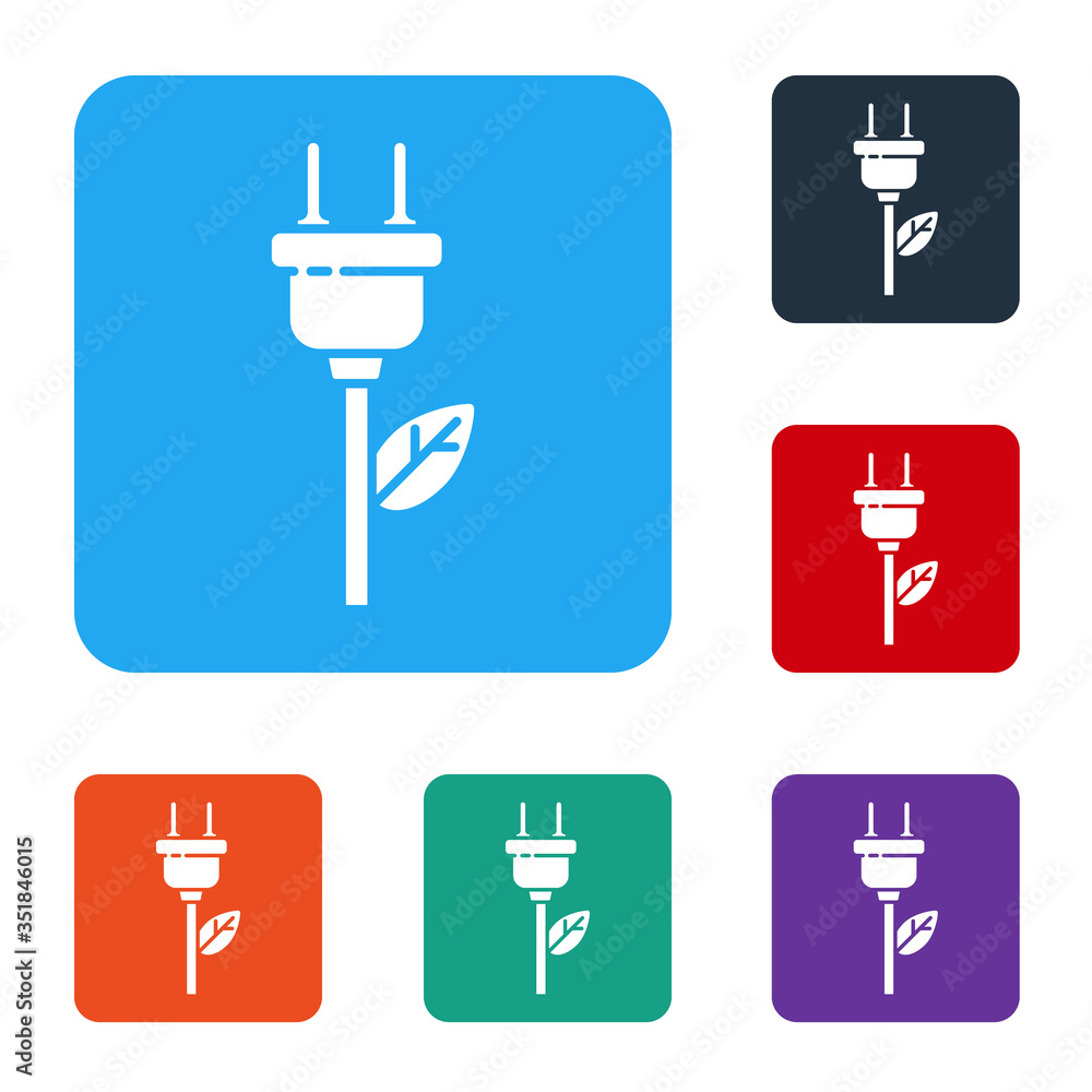 白色节能插在白色背景上隔离的叶子图标。节能用电。环保