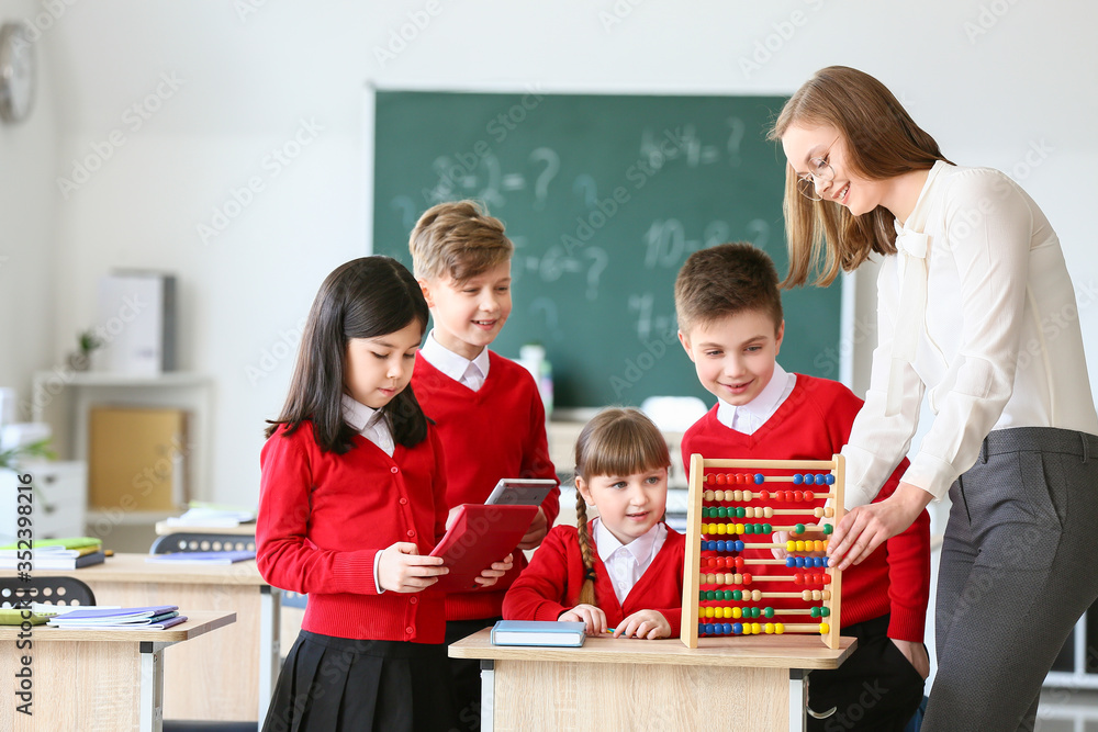 孩子们在课堂上和数学老师一起上课