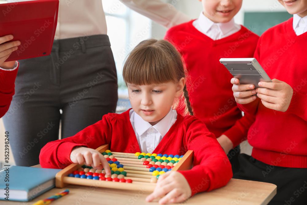 孩子们在课堂上和数学老师一起上课