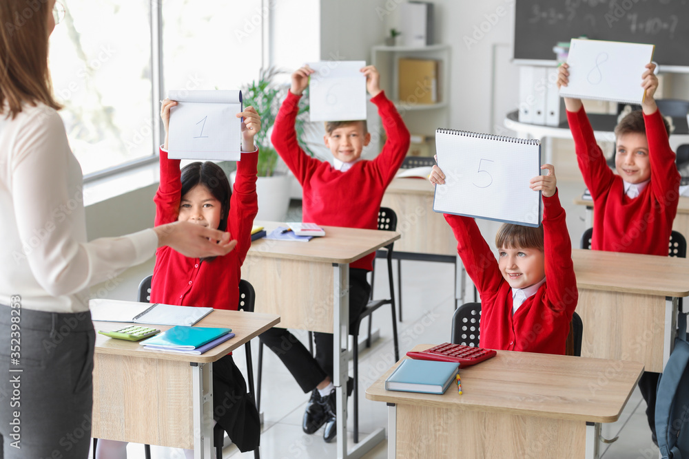 孩子们在课堂上数学课