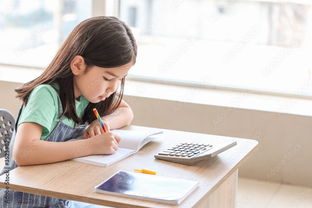 小女孩在课堂上做数学任务