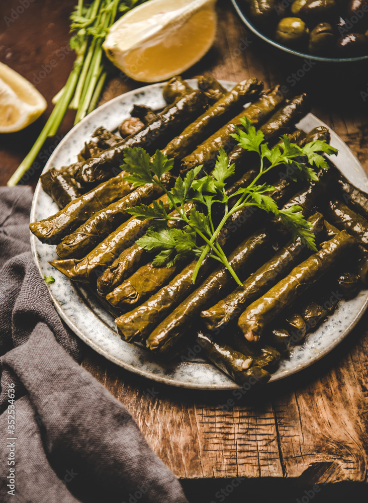 土耳其葡萄叶Sarma或Dolma，里面塞满了米饭和香料，点缀着橄榄油、橄榄等