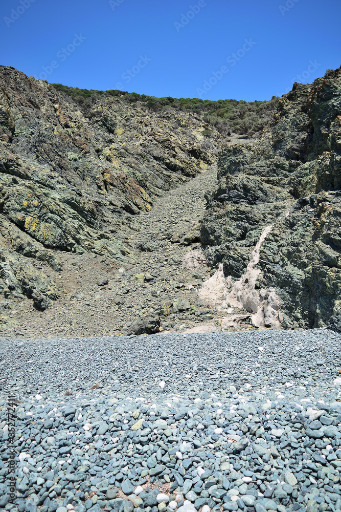 岩石海岸——希腊萨莫特拉基岛Kipos海滩的花岗岩侵蚀，爱琴海