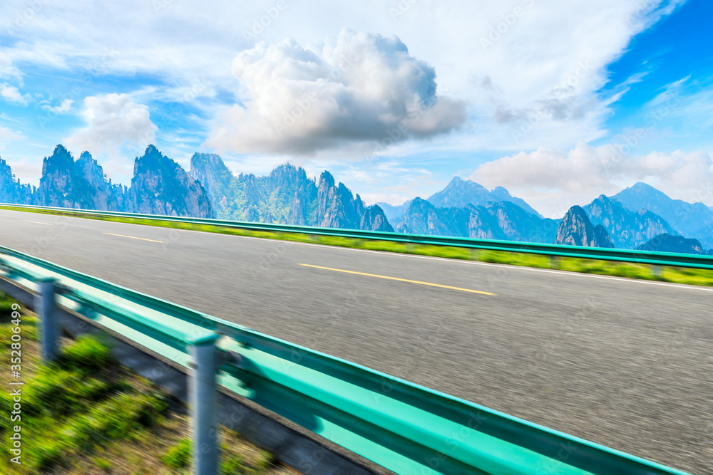 运动模糊的柏油路和青山，路面背景。