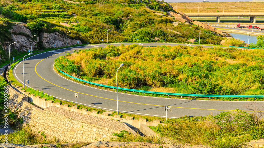 沥青路面和山体景观，俯视图。