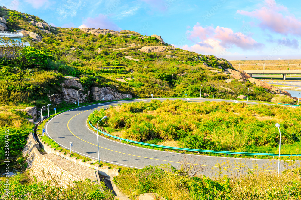 沥青路面和山体景观，俯视图。