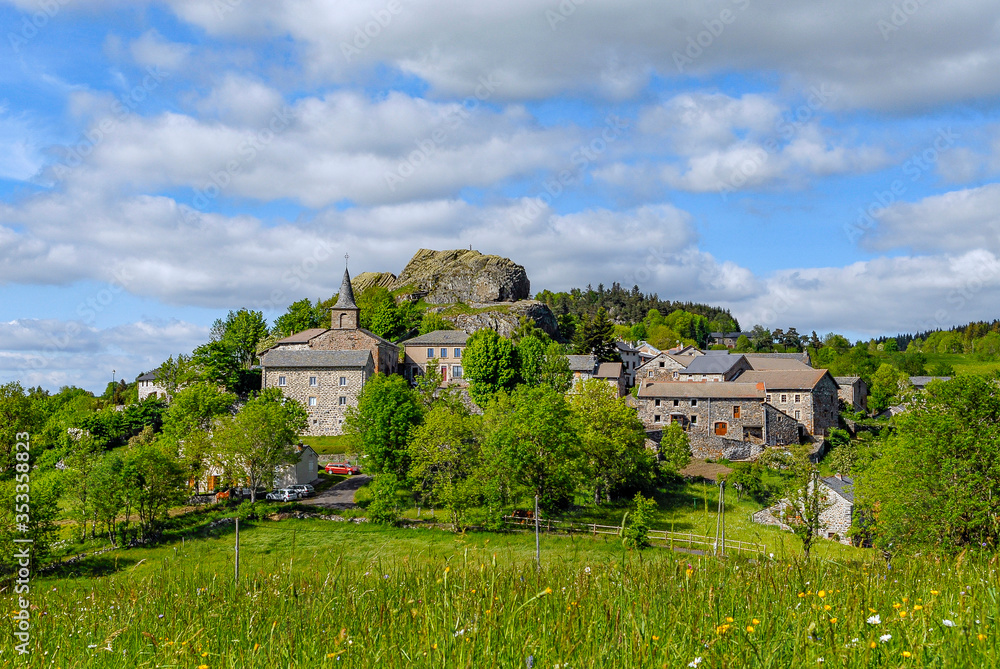 Village de Queyrières dans les montagnes d'Auvergne au printemps