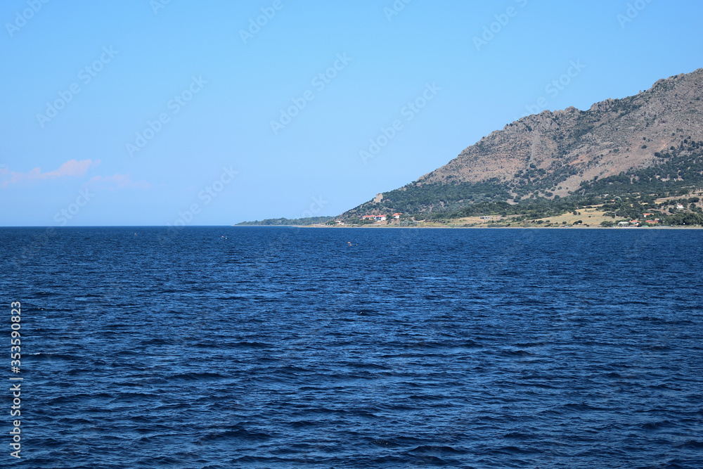 Saos山和海岸线Katsampas地区的海景-从渡轮上看Samothraki岛-格里克