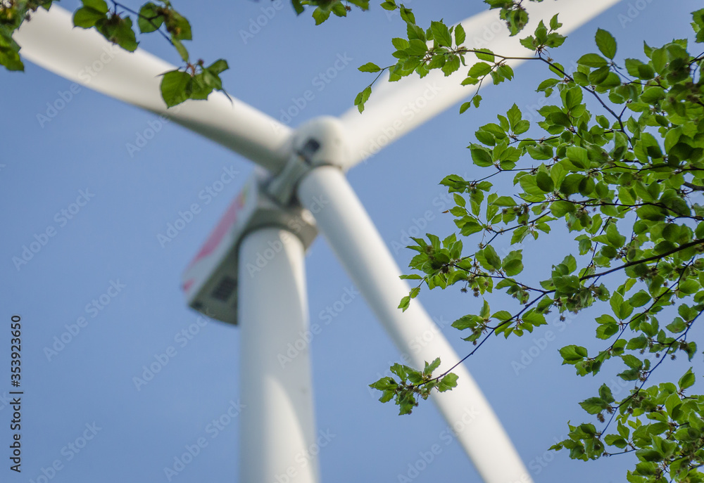 Windrad grüne Energie im Taunus Hessen