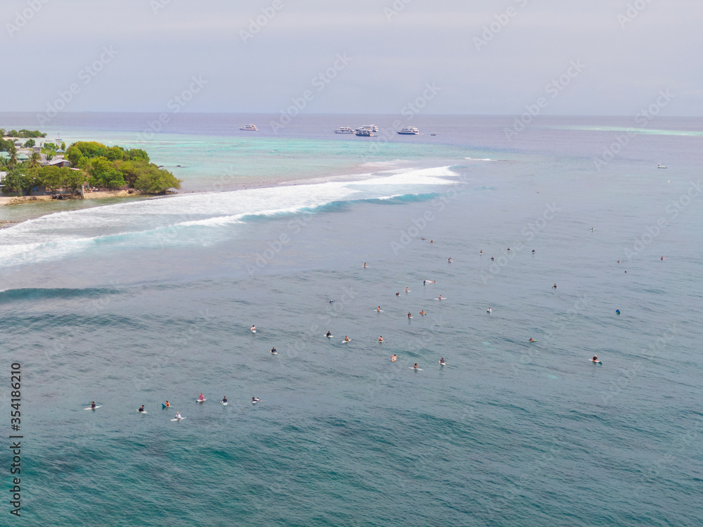 空中表演：挤满了冲浪者排队等待海浪的美景。