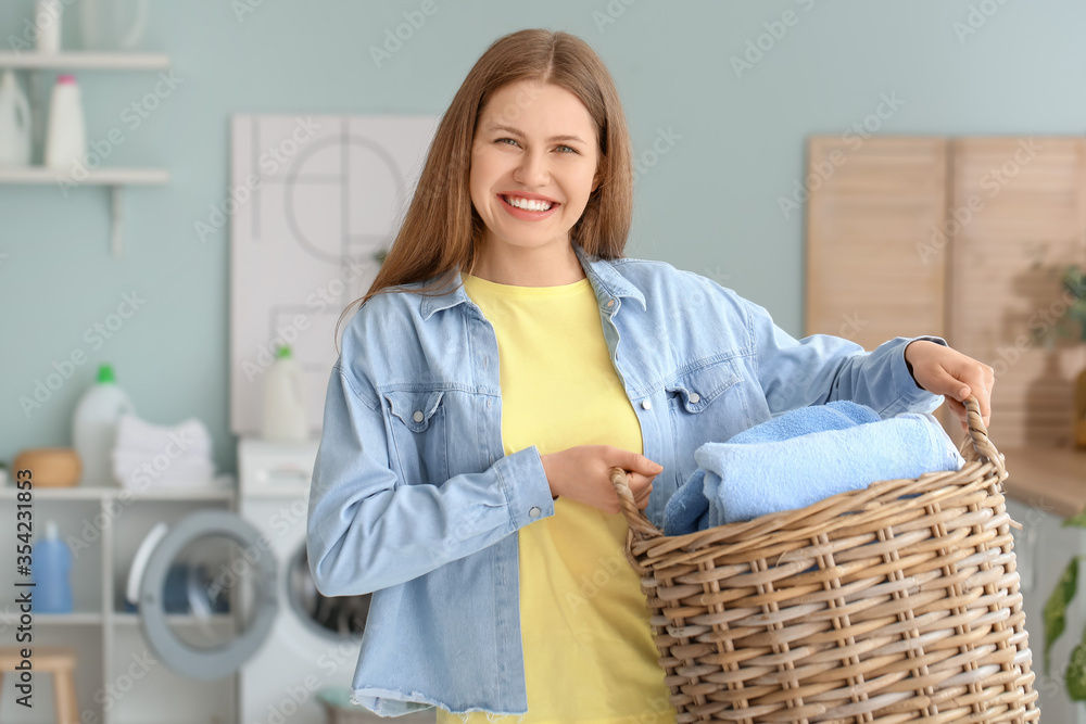 年轻女子在家洗衣服