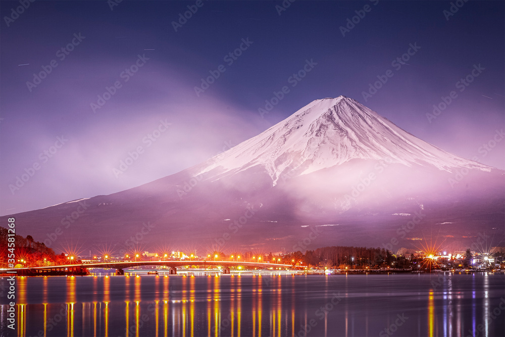 富士山和冬季夜晚山梨县河口湖的雾