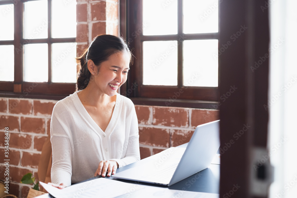 亚洲女性虚拟会议视频通话和在家办公