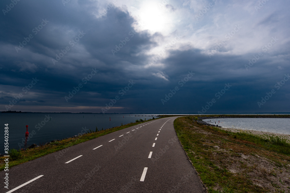 沿着泽瓦尔德的海滨。乌云，雨水。在郁金香岛。2020年6月5日Flevoland Neth