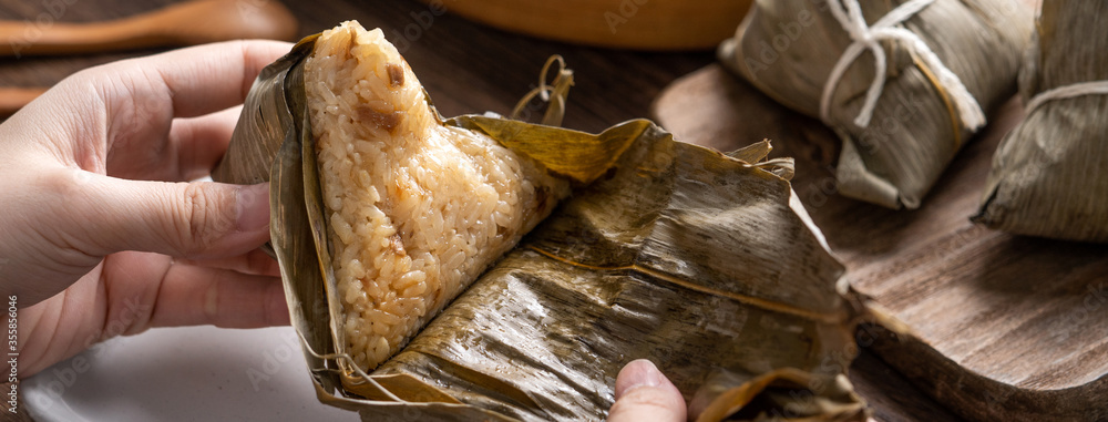 吃粽子-端午粽子亚洲年轻女子吃中国传统食品