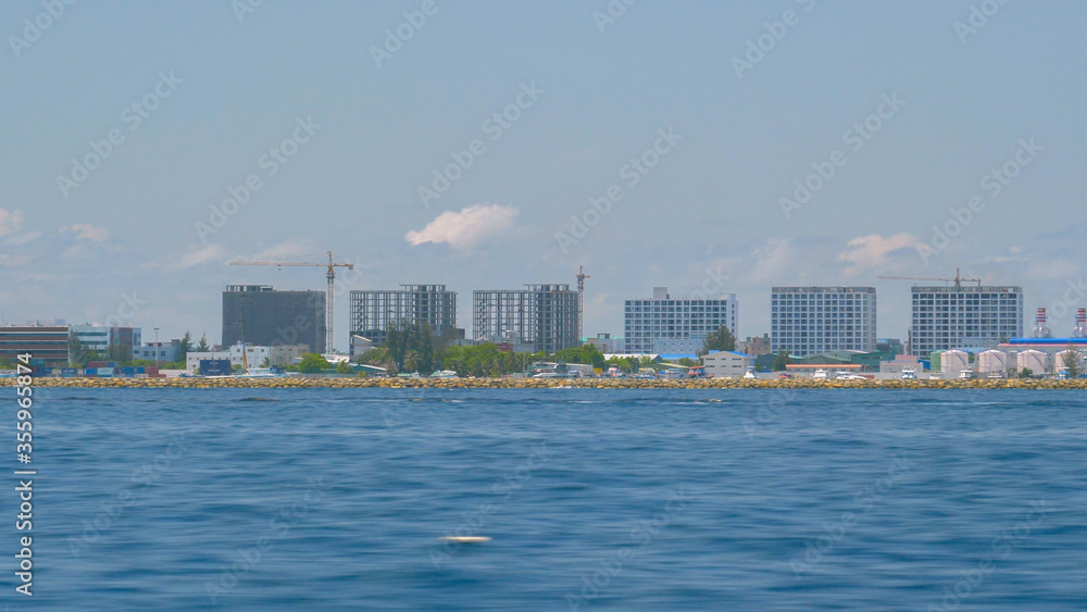 缓慢运动：正在建造的摩天大楼玷污了异国岛屿的海岸线