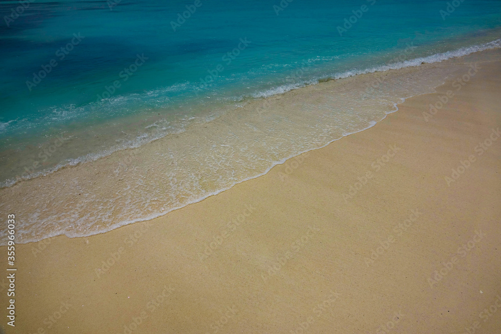 特写：美丽的绿松石海水冲刷着原始的白色沙滩