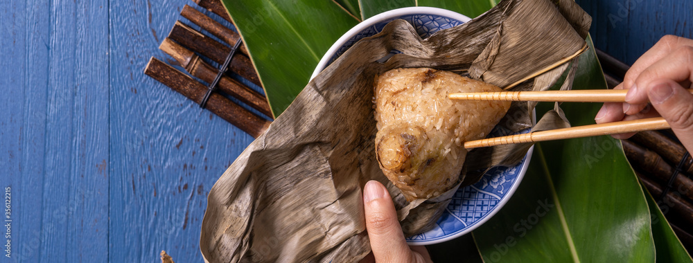 粽子-端午节概念粽子，传统中式食物在蓝色木背上