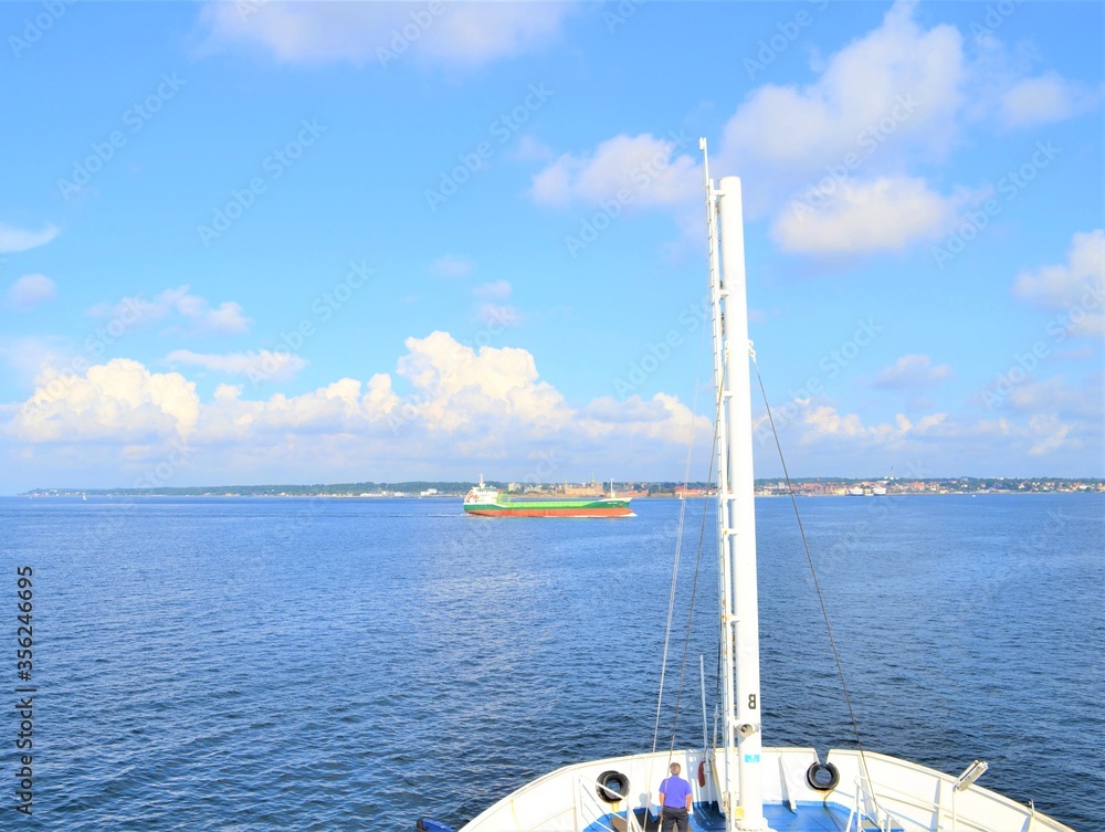 丹麦哥本哈根。天空和水的蓝色色调的风景。前景是一个碎片o