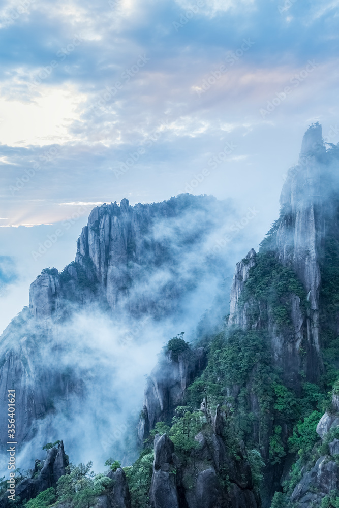 云雾中美丽的花岗岩柱和山峰