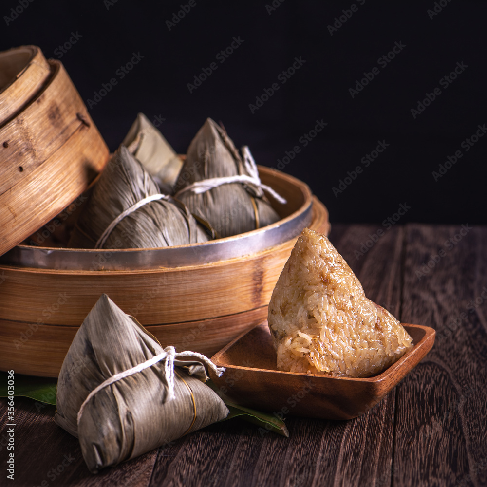 粽子，端午节，蒸笼里的一包中国传统熟食