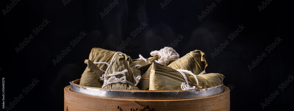 粽子，端午节，蒸笼里的一包中国传统熟食