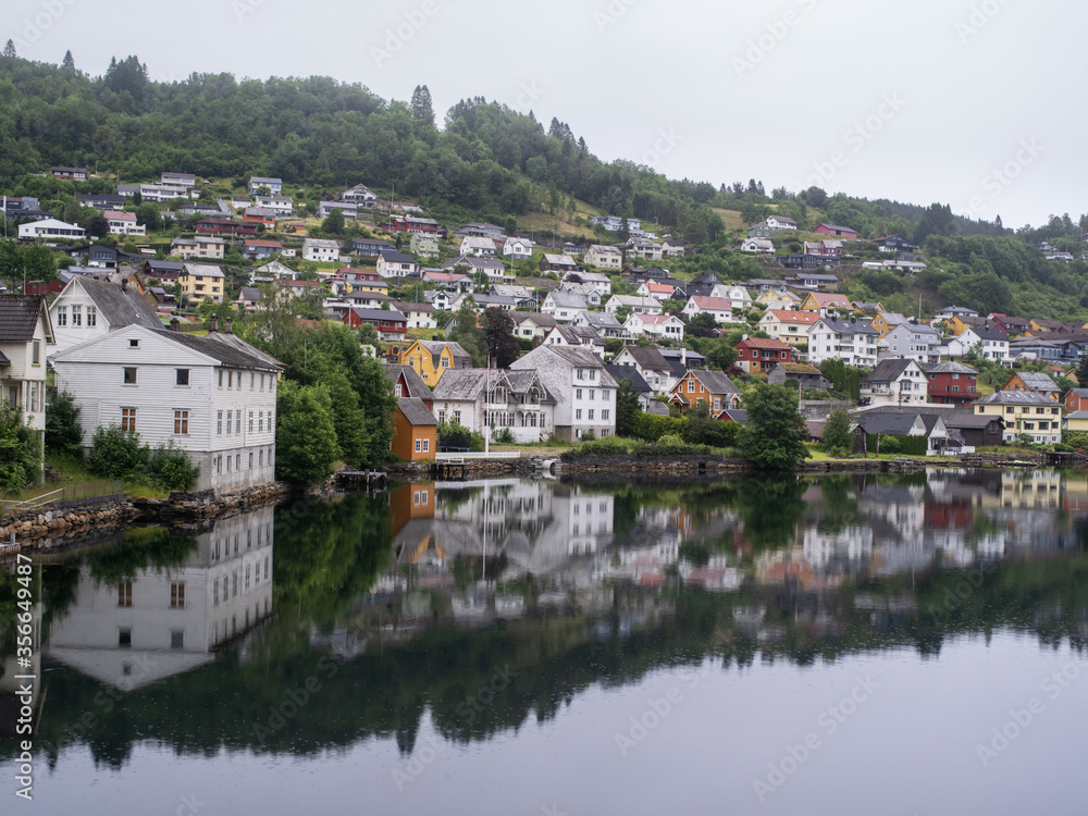 欧洲挪威Hardangerfjord和Norheimsund村多云的夏季景色