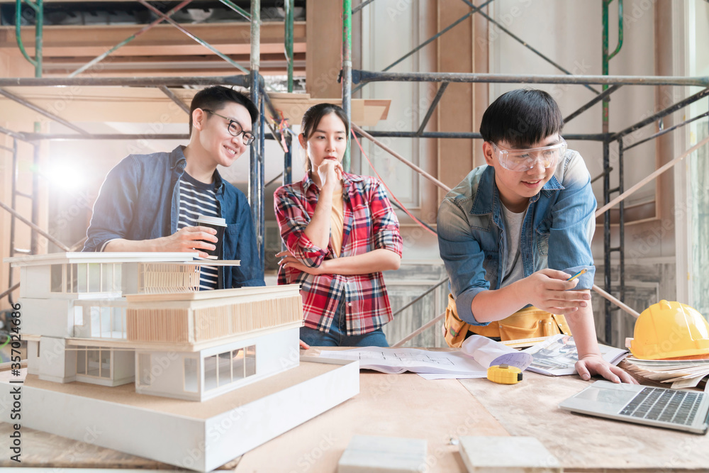 一群聪明的亚洲建筑师室内设计团队咨询建筑工程师的工作头脑