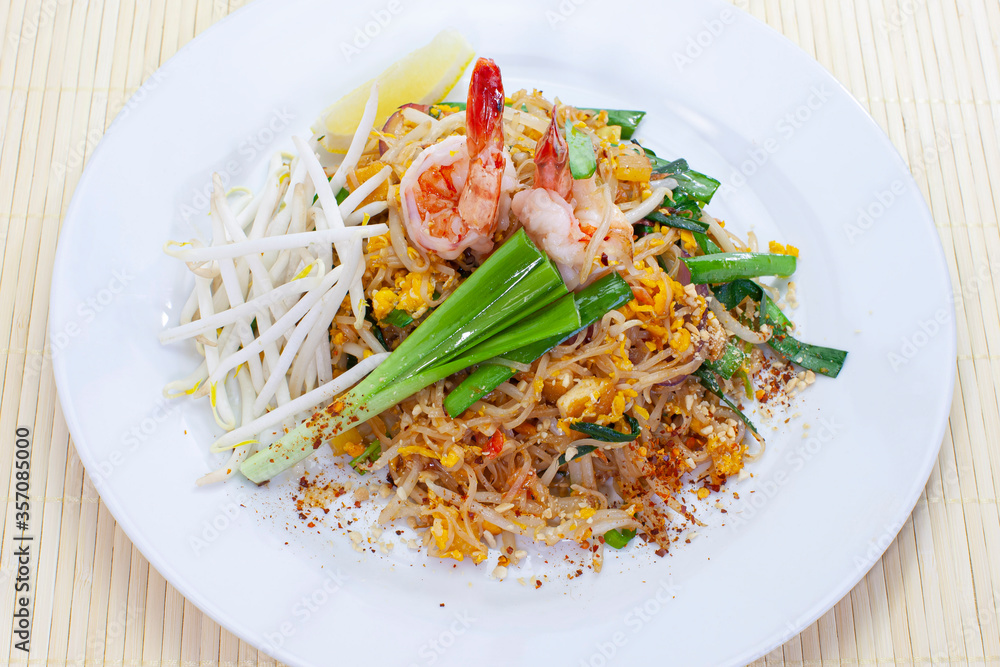 Fried noodle Thai style with prawns and vegetable