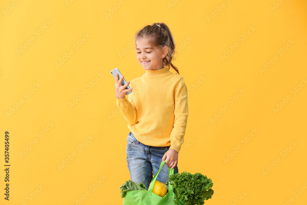 小女孩，包里有食物，背景是彩色手机