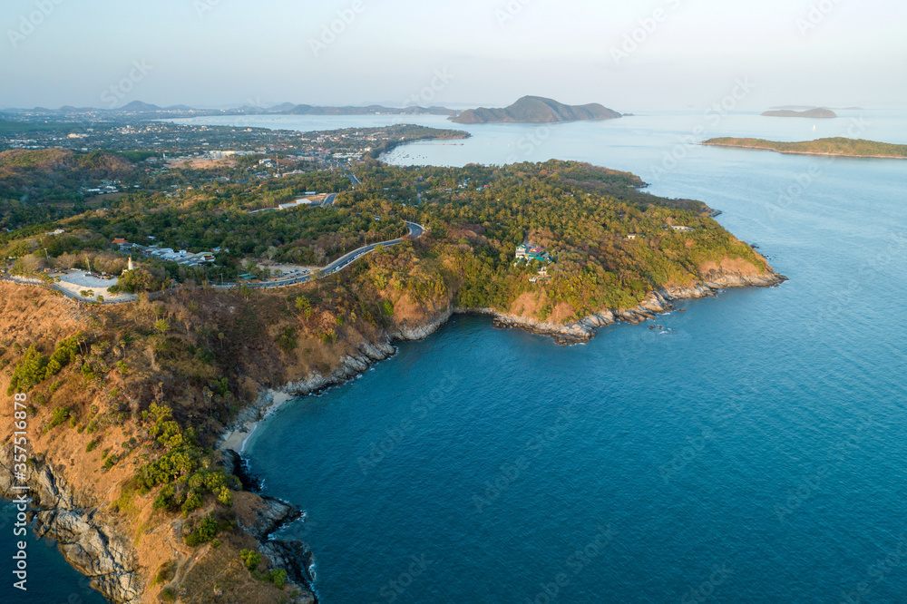 令人惊叹的鸟瞰无人机拍摄了海岸高角度的自然景观海景。