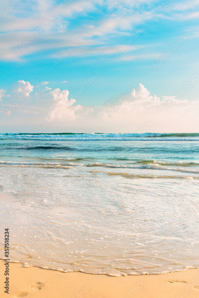 热带海景。沙滩上的蓝天和清澈的海水。