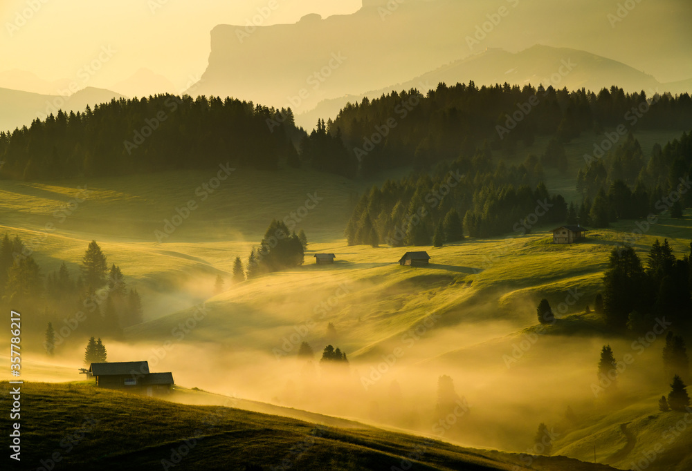 Seiser Alm（Alpe di Siusi）与Langkofel山在意大利夏季日出