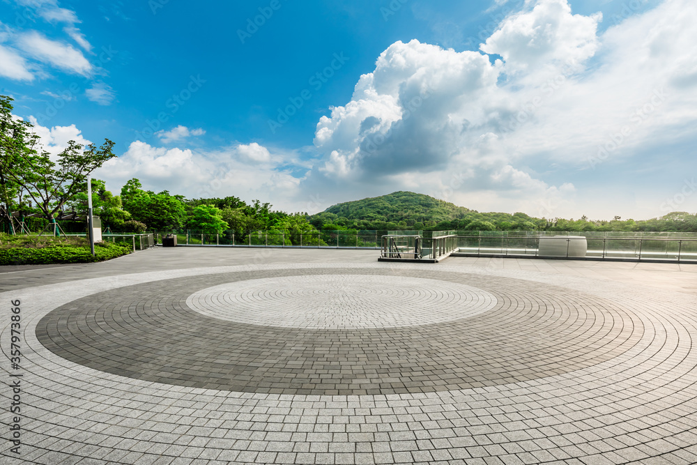 空旷的广场楼层和绿色的山景。