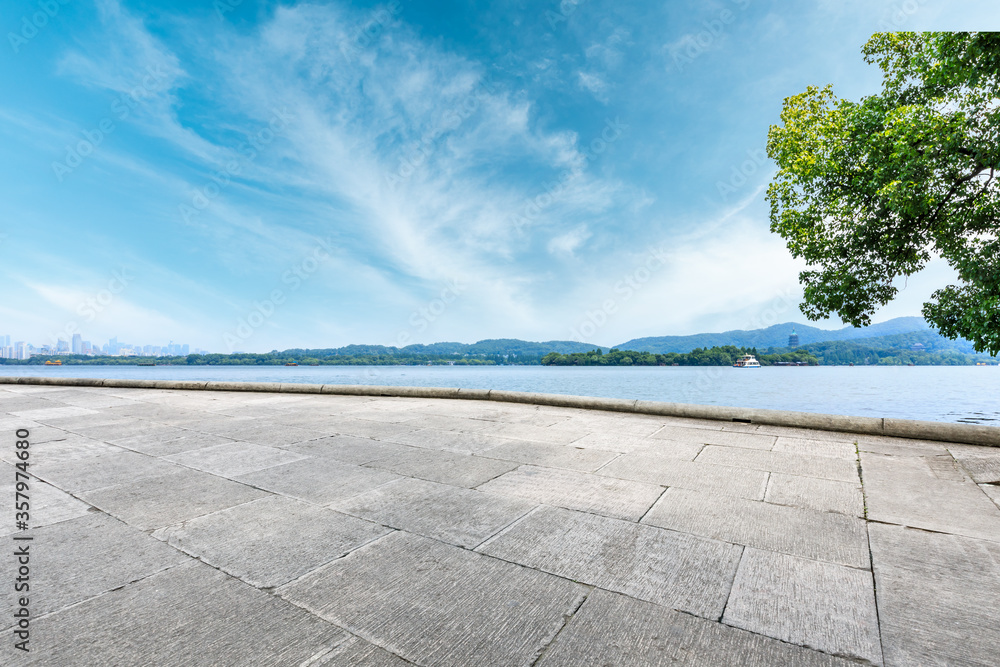 中国杭州的空旷广场和西湖风景。