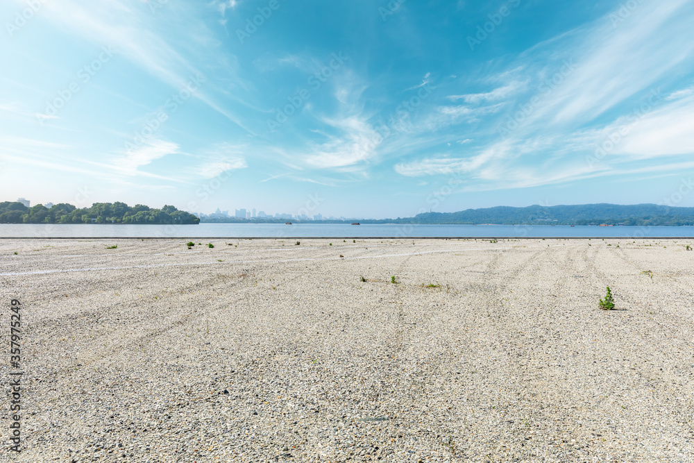 中国杭州的沙场和西湖风景。