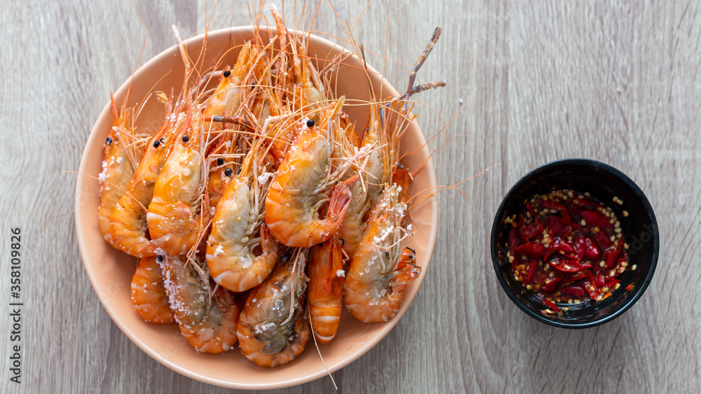 Grilled shrimp in a foam box With seafood sauce