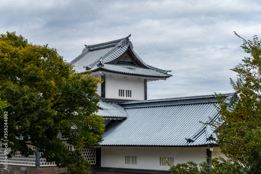 日本金泽的白色金泽城堡，阴天，天空昏暗，秋天。