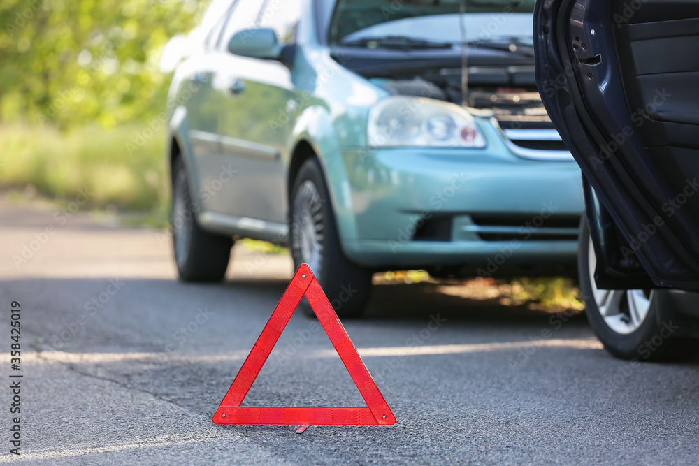 道路上发生事故后，破碎汽车附近的紧急停车标志