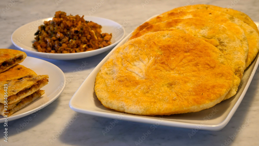 餐桌上的金黄色煎饼特写，自制早餐美食小吃