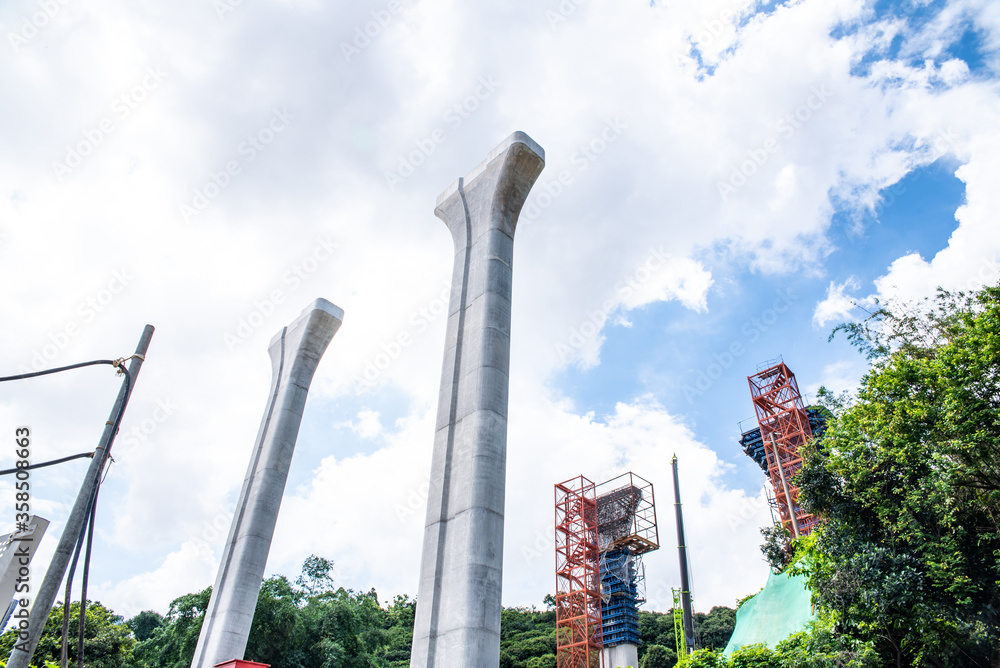 在建桥梁水泥桥墩