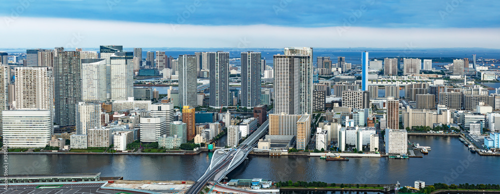 水辺に立ち並ぶ東京の高層ビル群