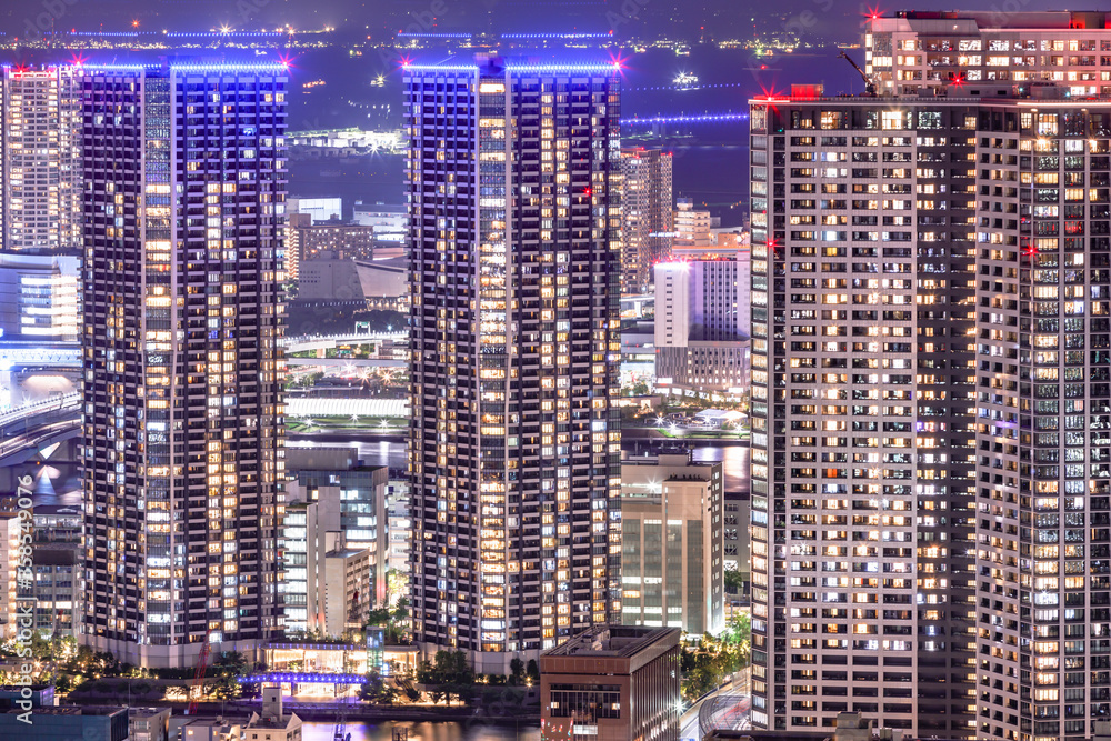 光が眩しい、東京の水辺に立ち並ぶ高層ビル群の夜景