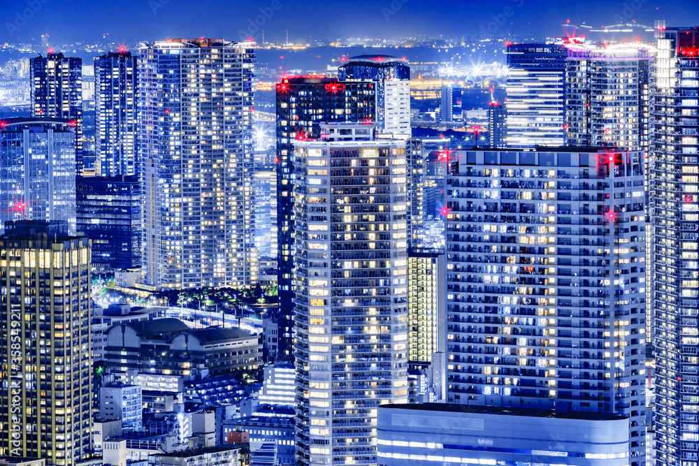 光が眩しい、東京の水辺に立ち並ぶ高層ビル群の夜景