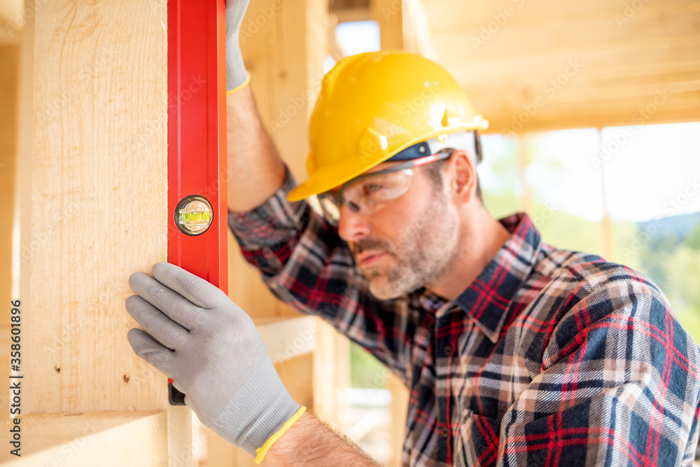 在建筑工地施工结构上使用作业工具的工人