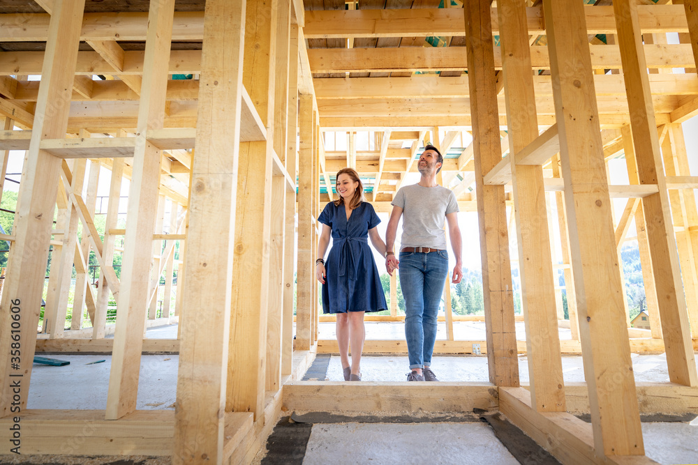 新婚夫妇在新家建设工地梦想成真