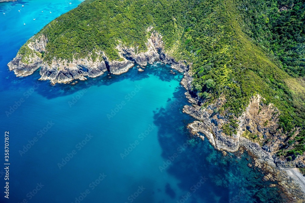 蓝色水色的岛屿陆地