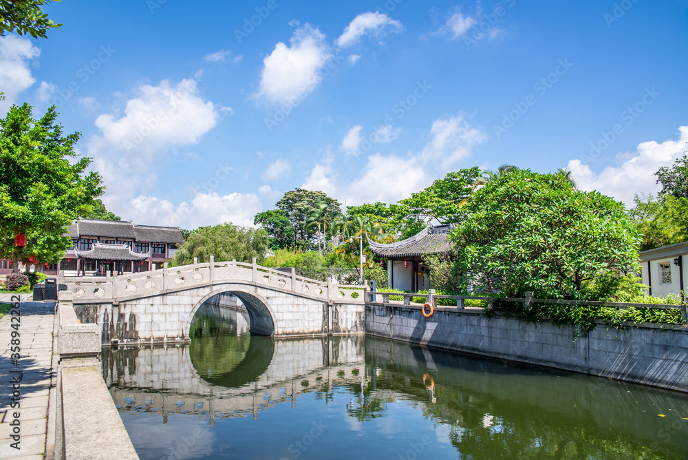 中国广州南沙水乡一条街上的石拱桥